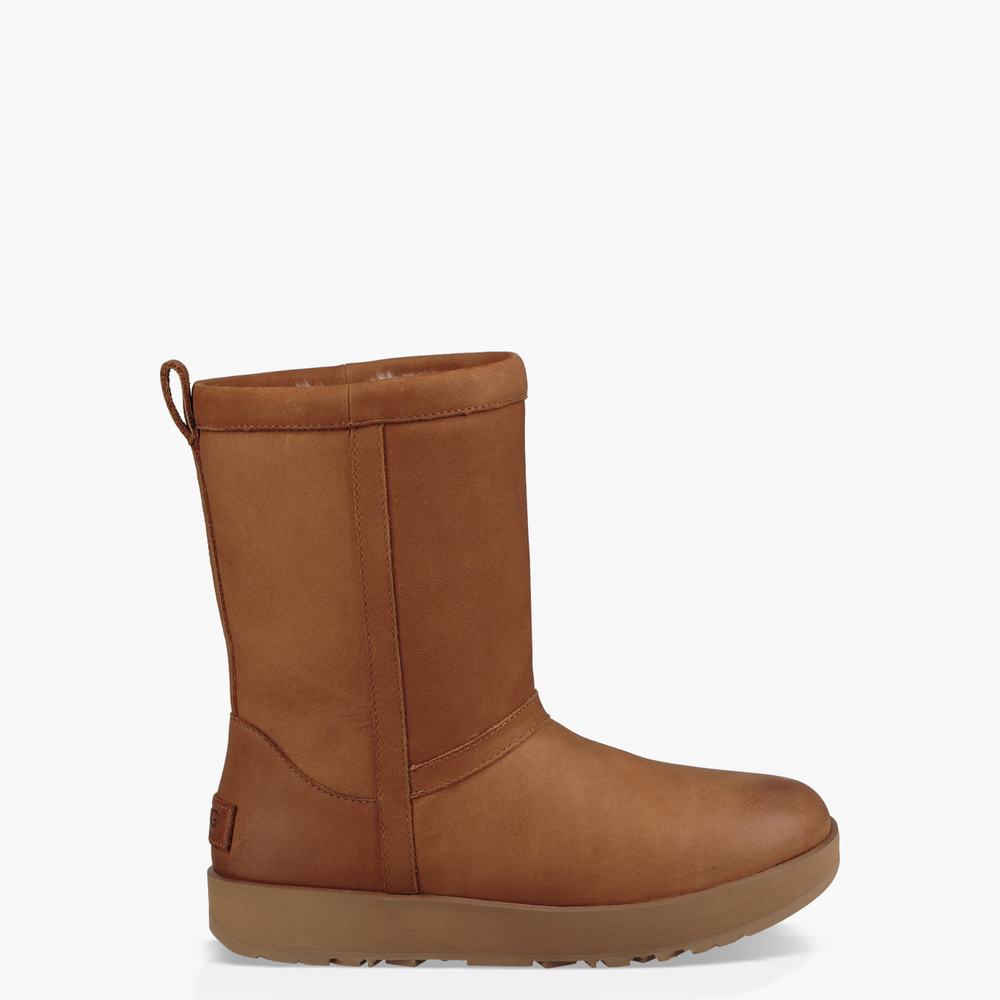 Bottes Imperméables UGG Classic Short Cuir Femme Marron Soldes 852GPBZU